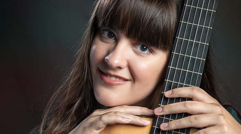 Paola Hermosín, una brillante guitarrista y compositora alcalareña